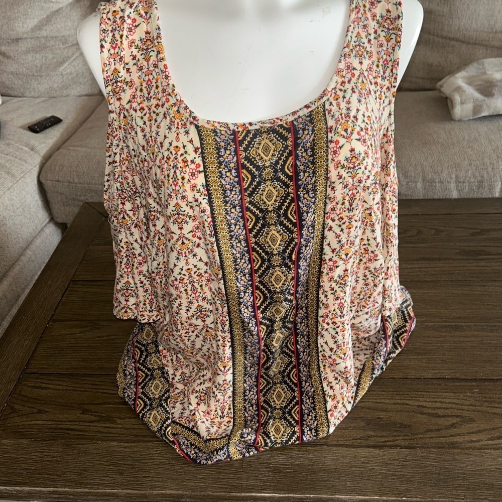 Floral Patterned cold shoulder Top